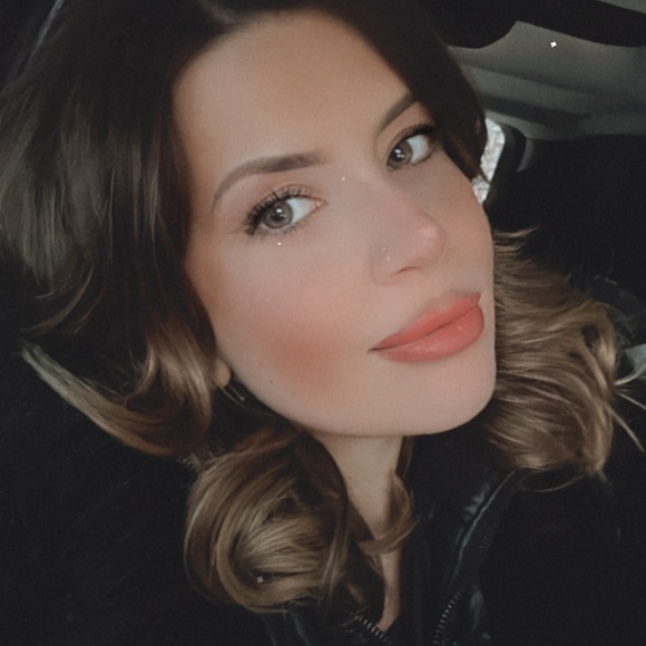 Meet your Posher, Alyssa - Picture 1 of 1